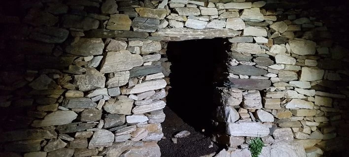 Σοκάρει υπόθεση απαγωγής στην Σίφνο: Σ’ αυτό το λαγούμι φύλαγαν και βασάνιζαν τον 26χρονο (εικόνες)